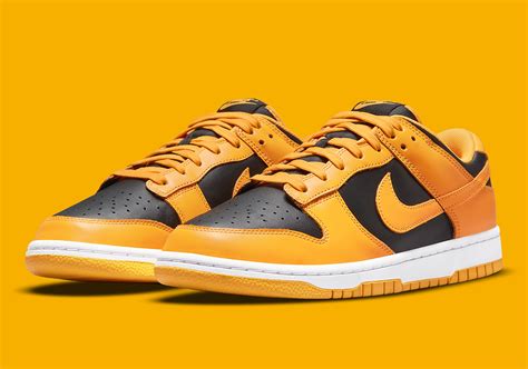 nike dunk low goldenrod